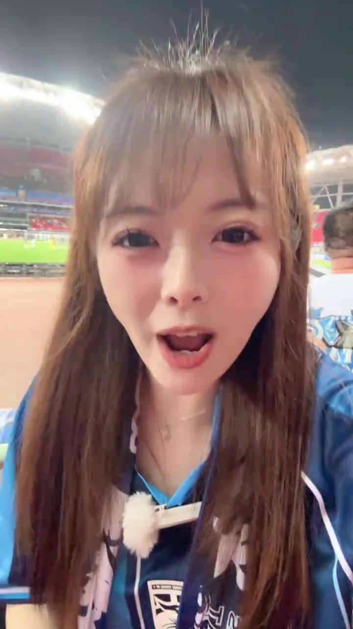 見證絕平武漢三鎮還有這么可愛的美女球迷