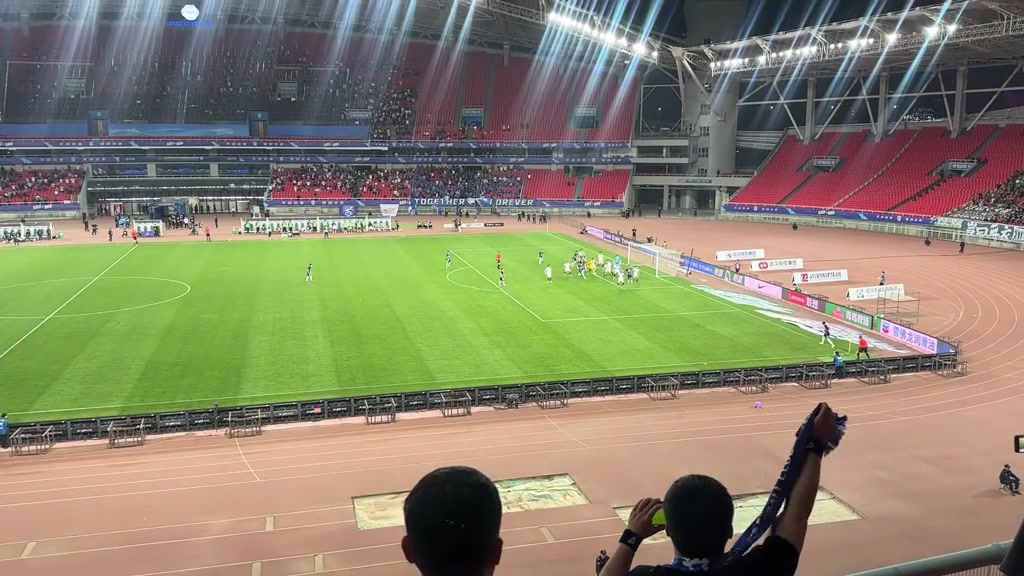 現場三鎮球迷目睹絕平激動朝著國安球迷大喊國安SB