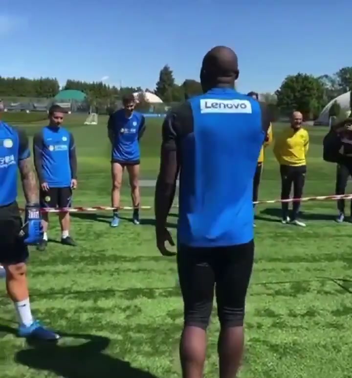 孔蒂換下勞塔羅后他非常生氣所以他們?cè)谫惡笸ㄟ^打拳宣泄
