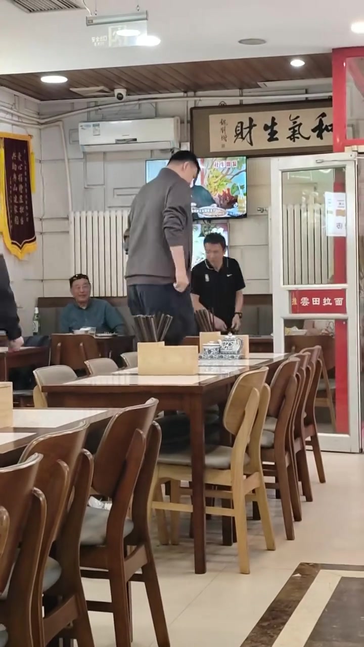 網友吃拉面偶遇姚明大姚坐著也快1米7了吧
