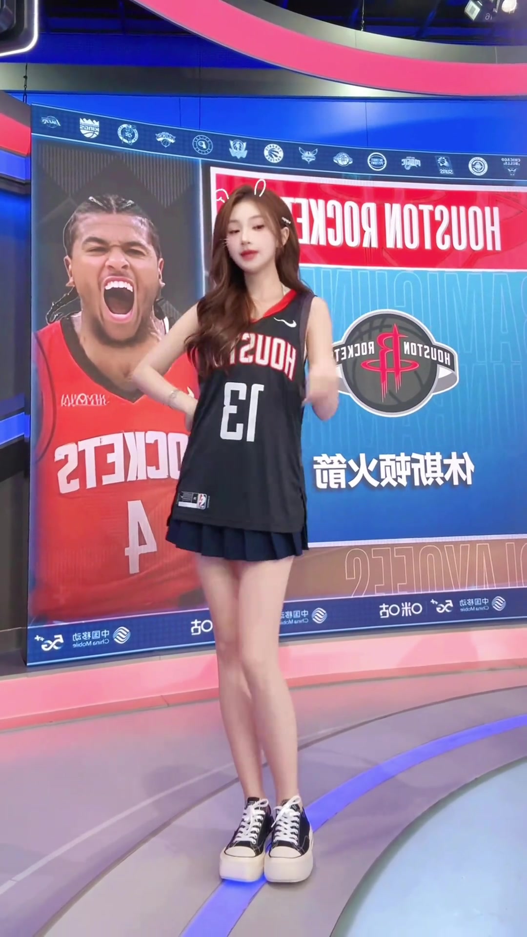火箭拿下二番戰(zhàn)魏欣怡身穿13號球衣慶祝