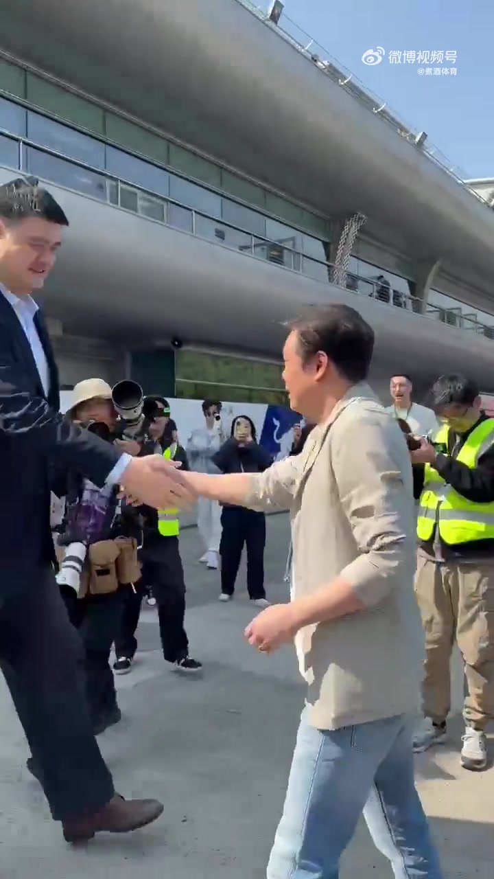 范志毅和姚明在F1中國大獎賽相遇這全程仰頭是蠻累的啊