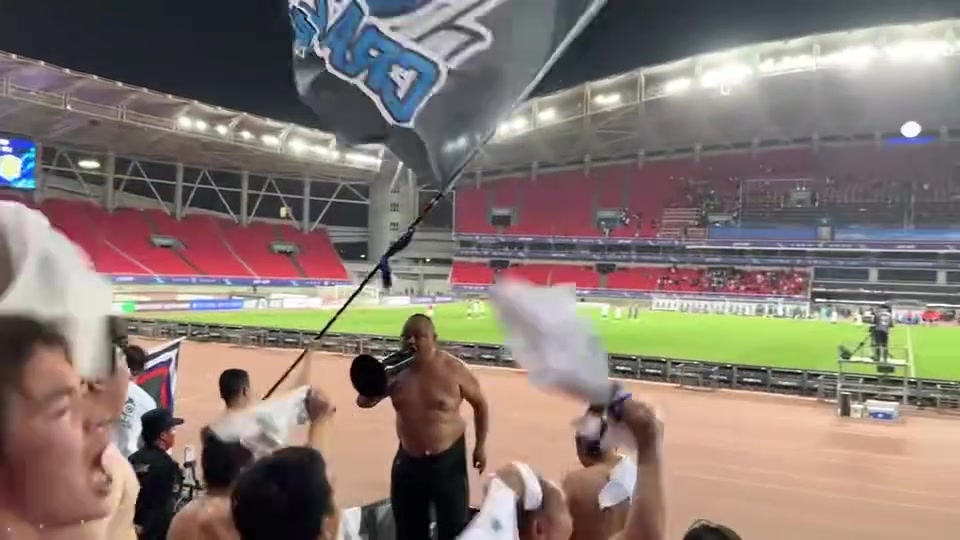 熱情可太熱了三鎮男球迷集體脫衣慶祝