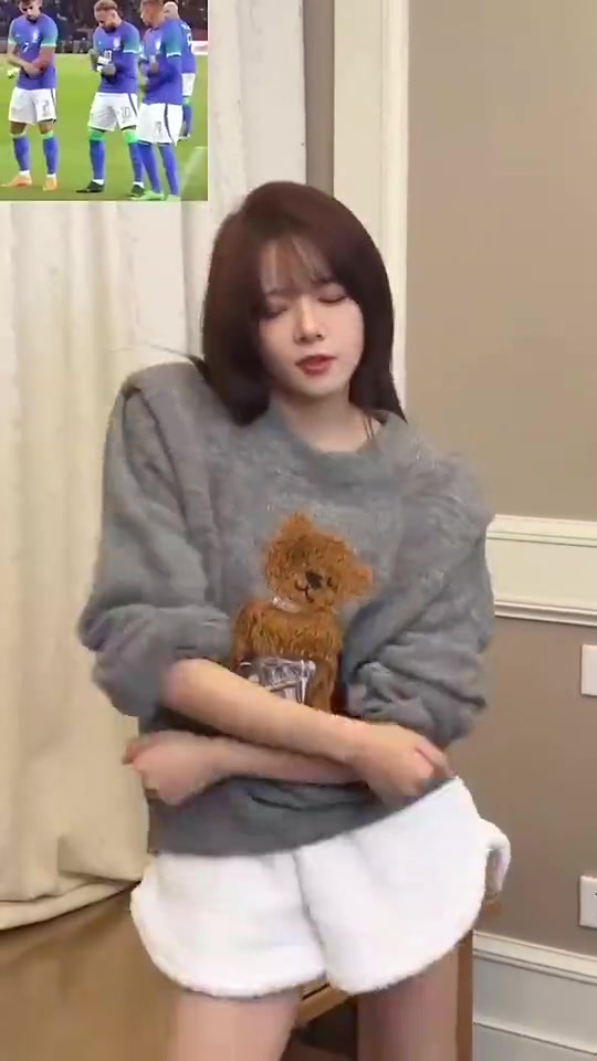 這骨架真寬闊LOL美女主持駱歆模仿內馬爾跳舞