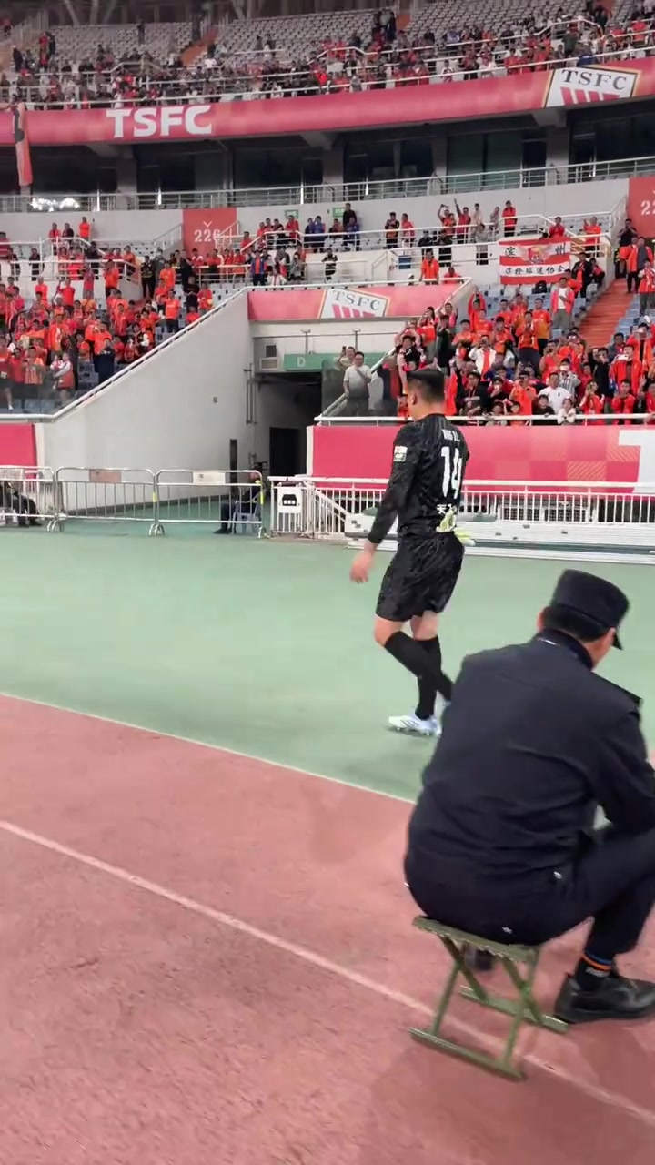 泰山0-1申花王大雷賽后謝場女球迷高喊我們永遠支持你們