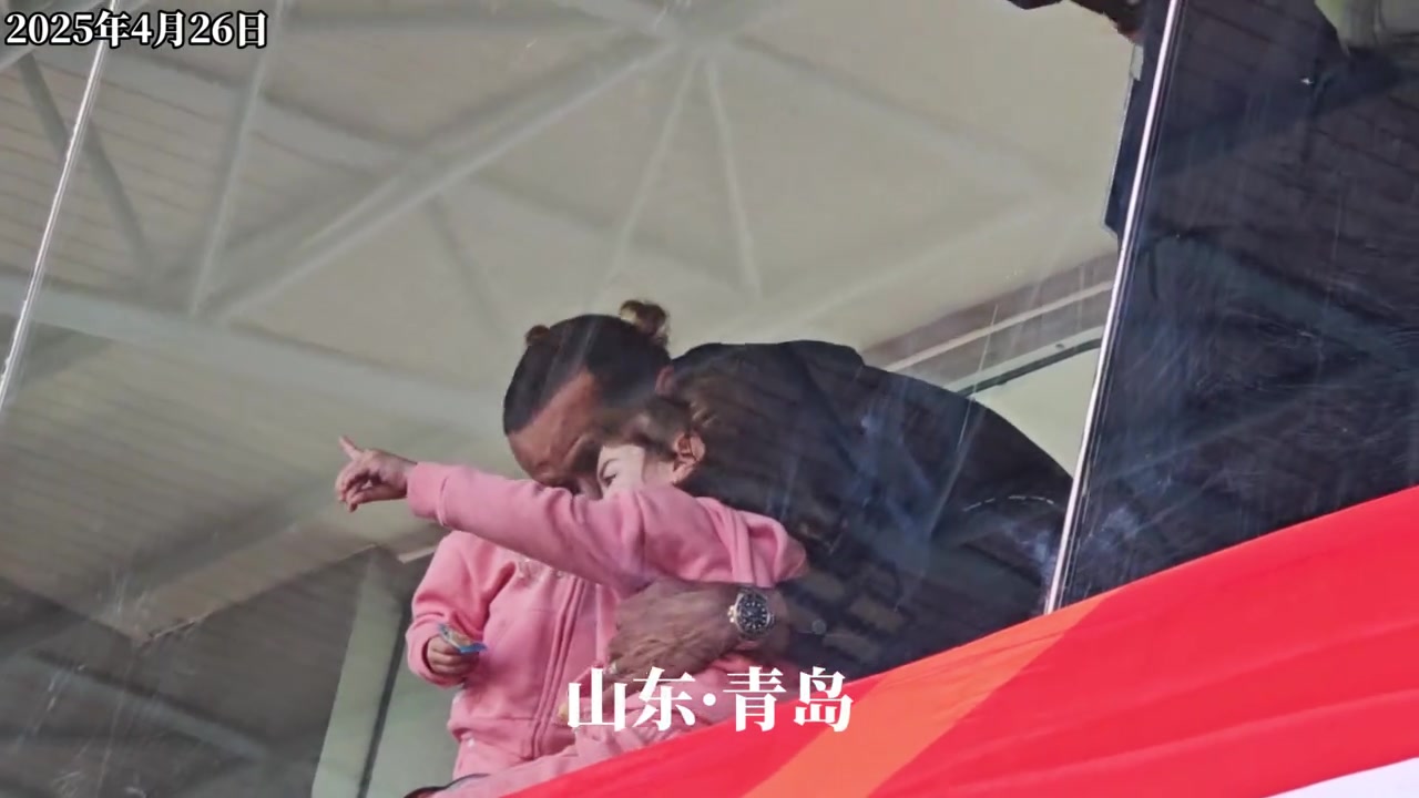 前世界足球先生里瓦爾多現(xiàn)身青島為兒子里瓦爾迪尼奧助威