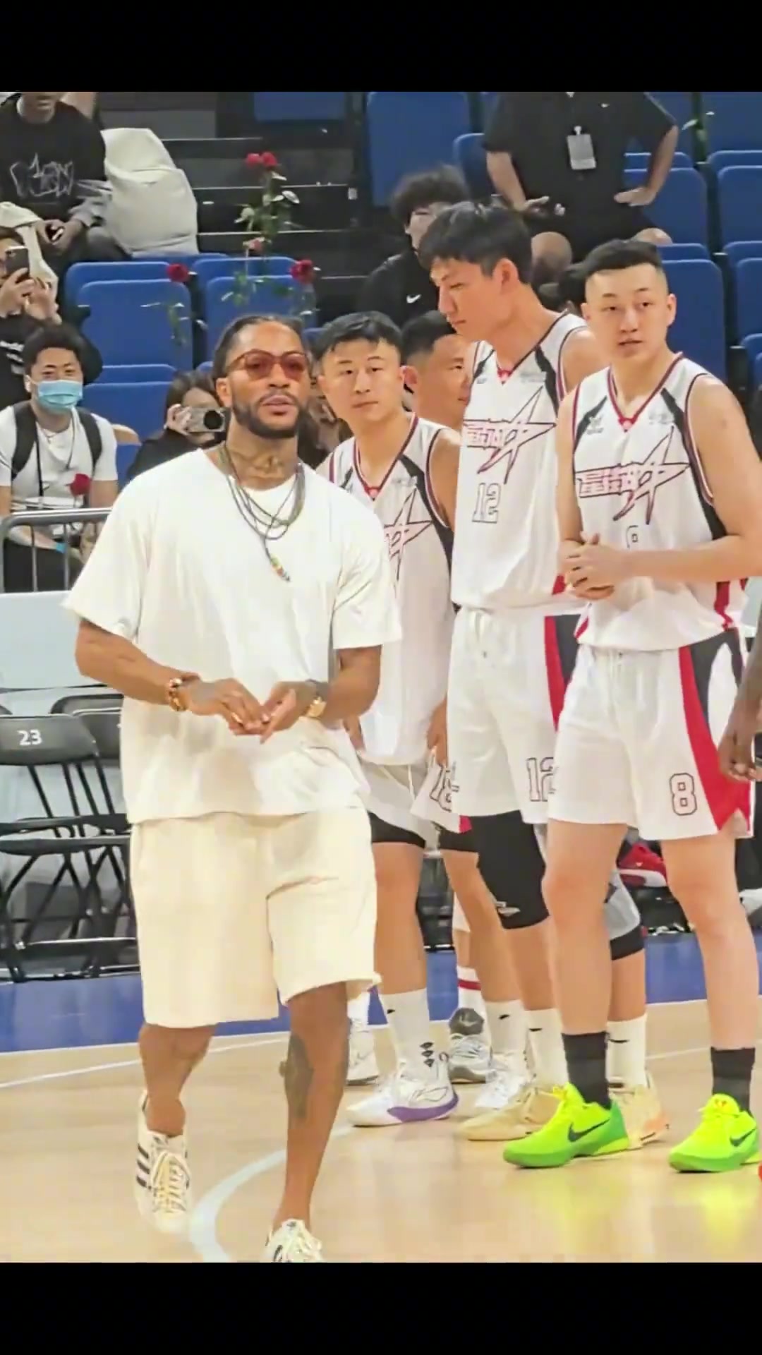 優(yōu)質(zhì)偶像羅斯為避免球員受傷主動(dòng)撿起球場垃圾