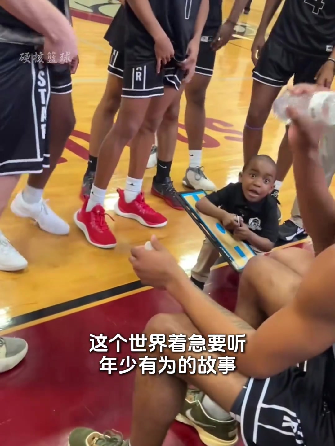 在尿都控制不了的歲數(shù)卻能控制籃球隊(duì)的場