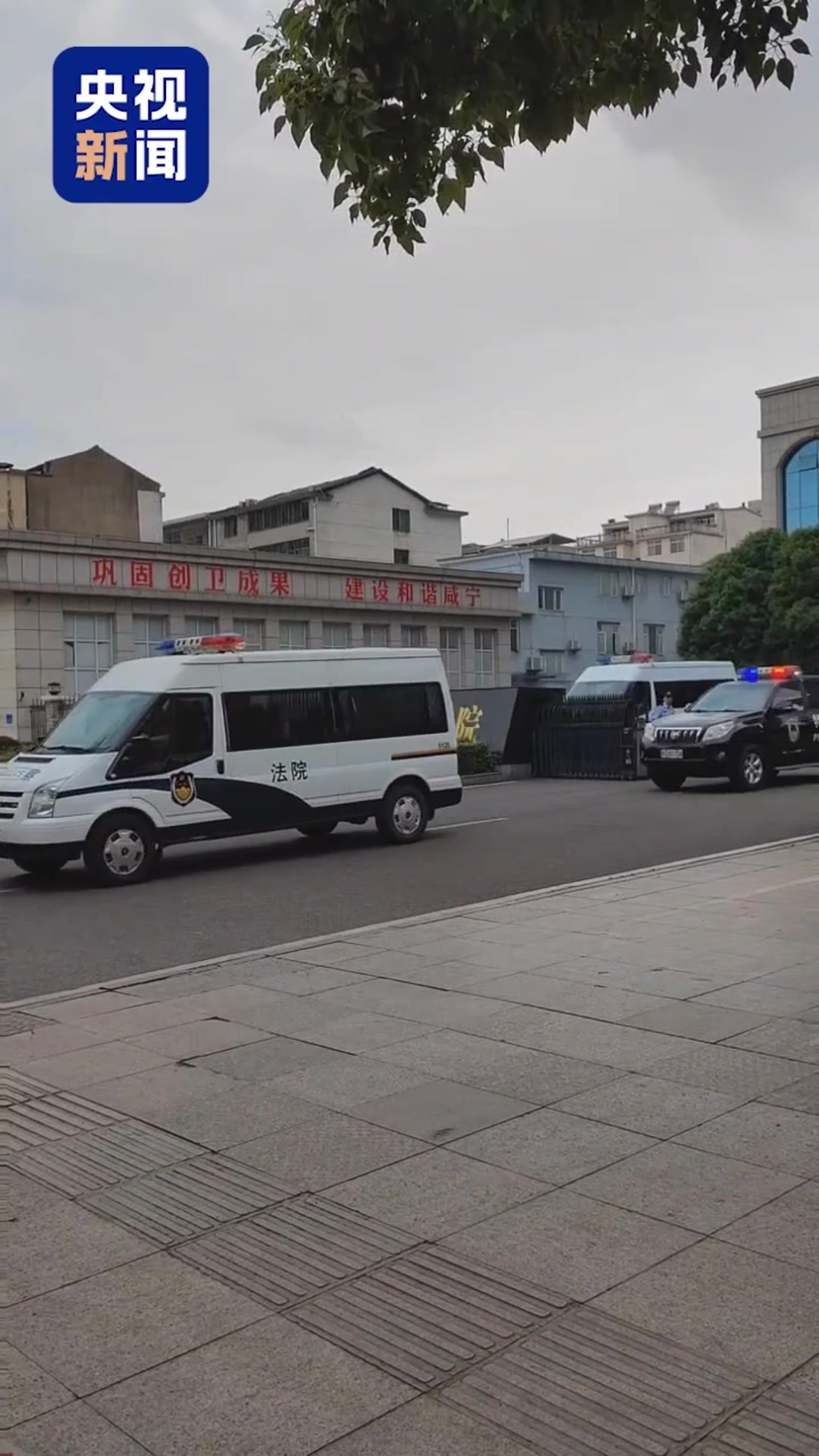 回家家咯央視現(xiàn)場拍到了李鐵被押送回監(jiān)獄