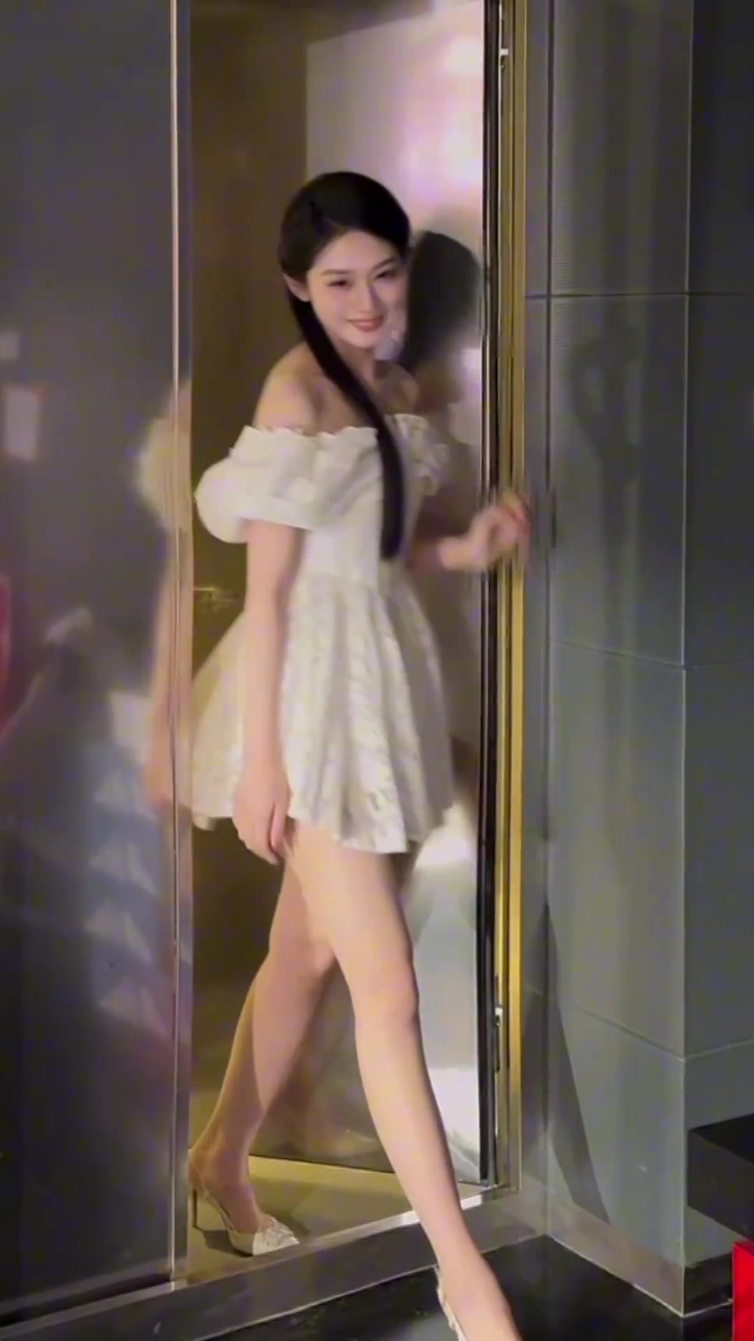 大長(zhǎng)腿啊美女主播婧雯的變裝視頻另一個(gè)我