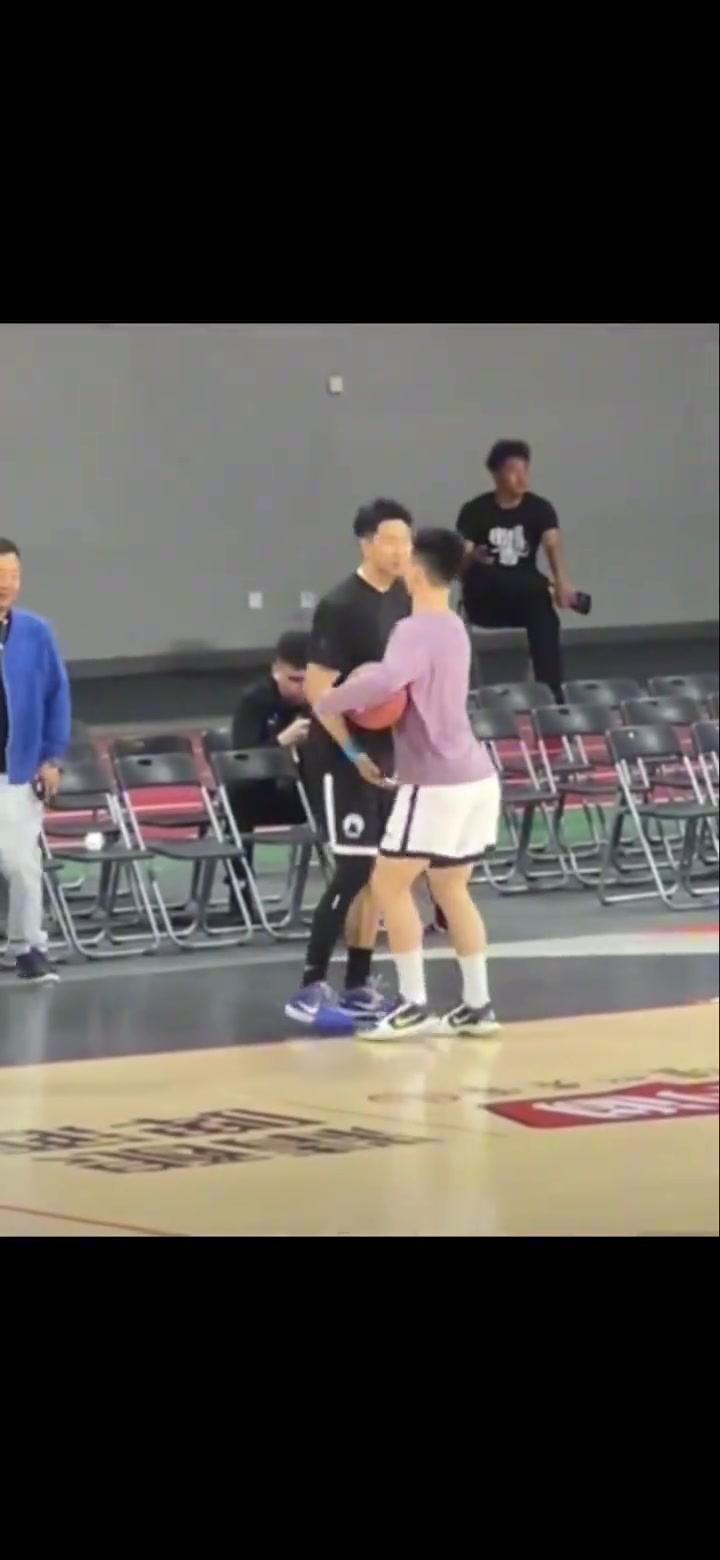 這么親密嗎前CBA球員曹巖打招呼先摸對方老二