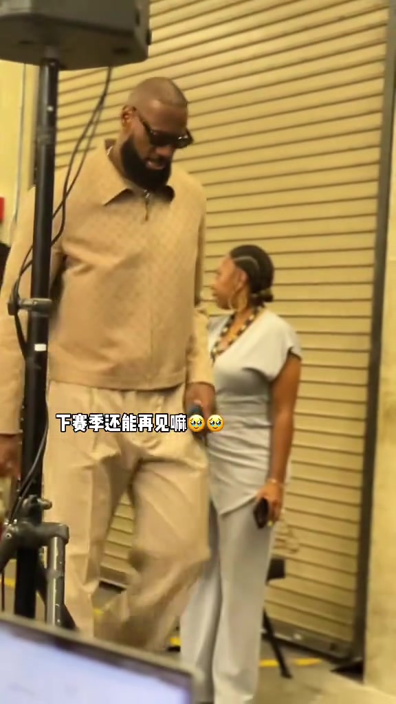 詹姆斯我會(huì)考慮考慮也許不會(huì)也許會(huì)要和我的團(tuán)隊(duì)家人妻子商量