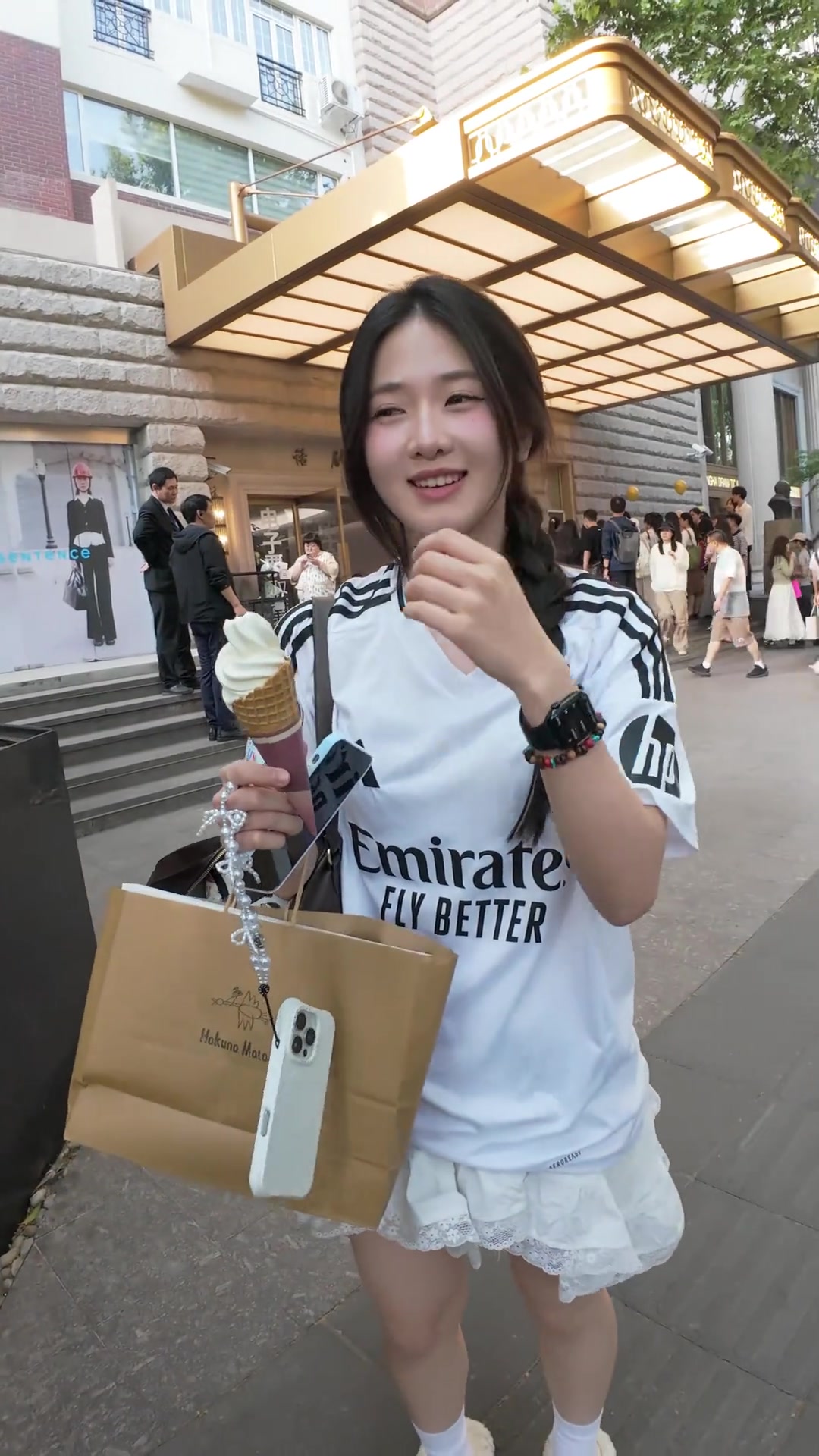 街拍博主遇皇馬貝林厄姆女球迷小姐姐顏值你給幾分