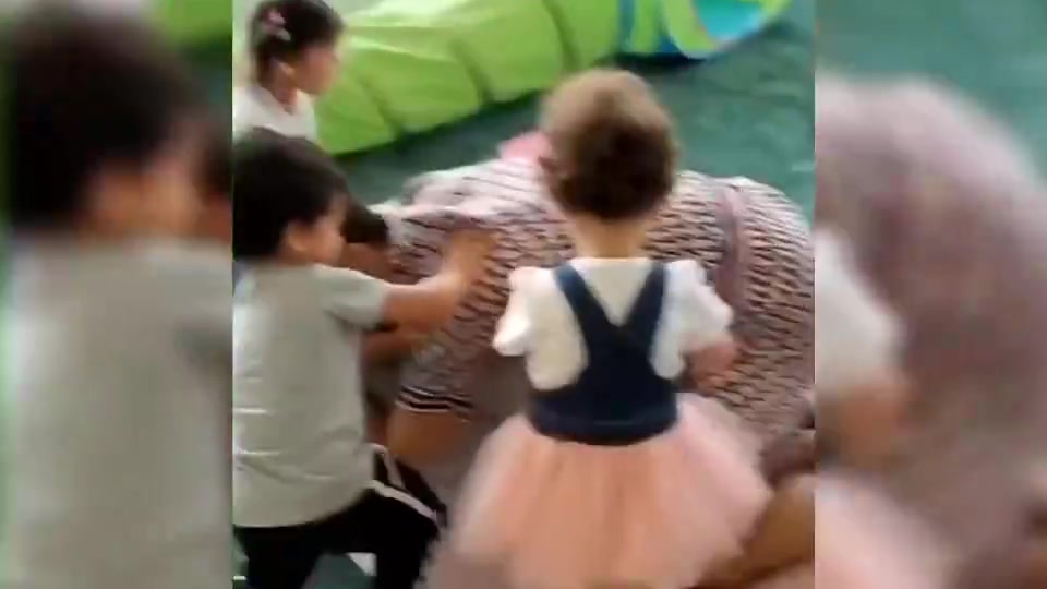 C羅當年緊緊抱住女友屁股讓孩子們推開