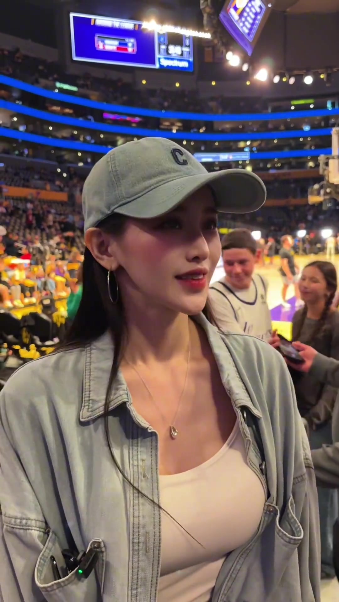 美女球迷現(xiàn)場(chǎng)看球被問到心中前三球星詹姆斯科比和愛德華茲
