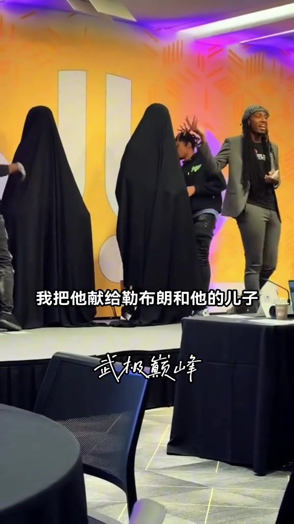 歷史上首個父子蠟像亮相藝術家在發布會展示詹姆斯父子蠟像
