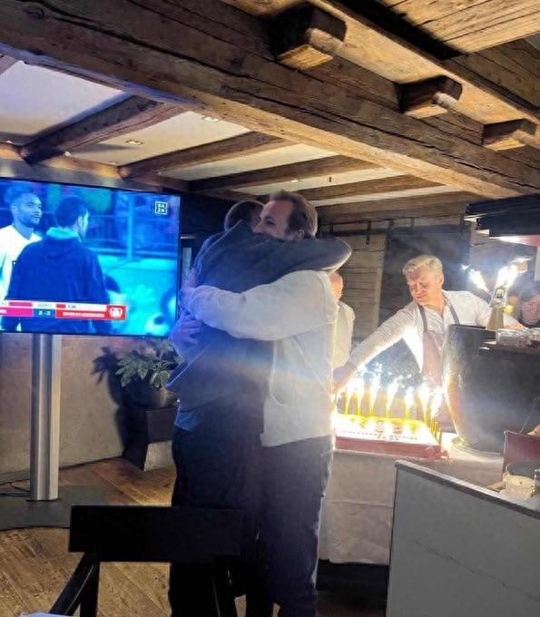 拜仁CEO贊凱恩奪冠力，祝賀球隊及孔帕尼教練組