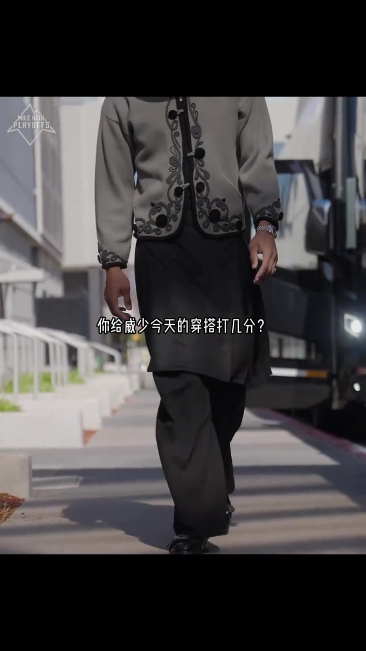 又現唐裝威少威少今天賽前這穿搭滿滿中國風啊