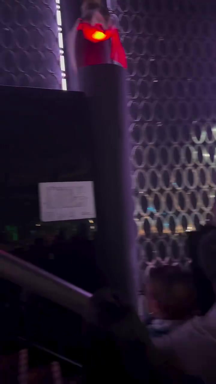 小姐姐眼睛都看直了阿爾瓦雷斯和一眾馬競球員去夜店蹦迪