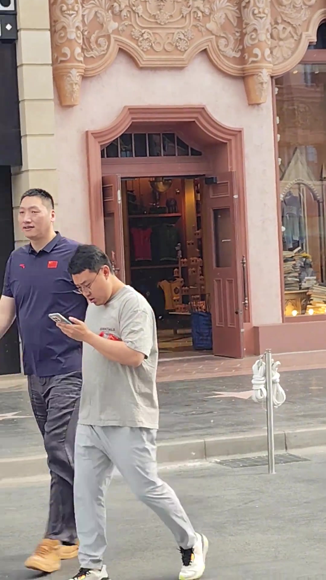 網友在環球影城偶遇CBA名宿唐正東懂球的說說這位是什么人物