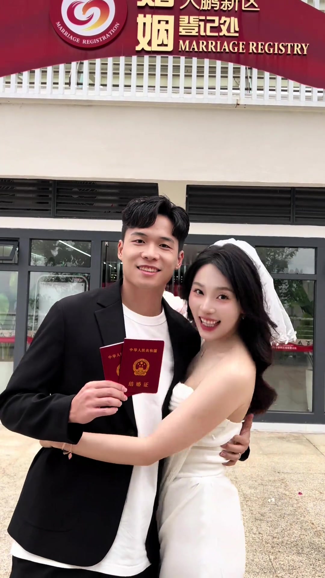 段劉愚真有福氣老婆這么漂亮啊看著像是杏花眼