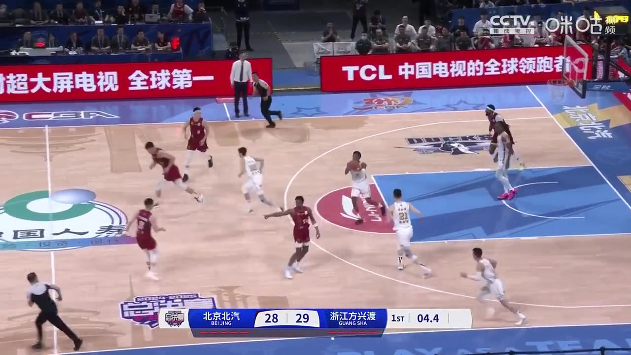 首節獨砍15分小巴里-布朗帶球疾馳 極限拋投壓哨打中