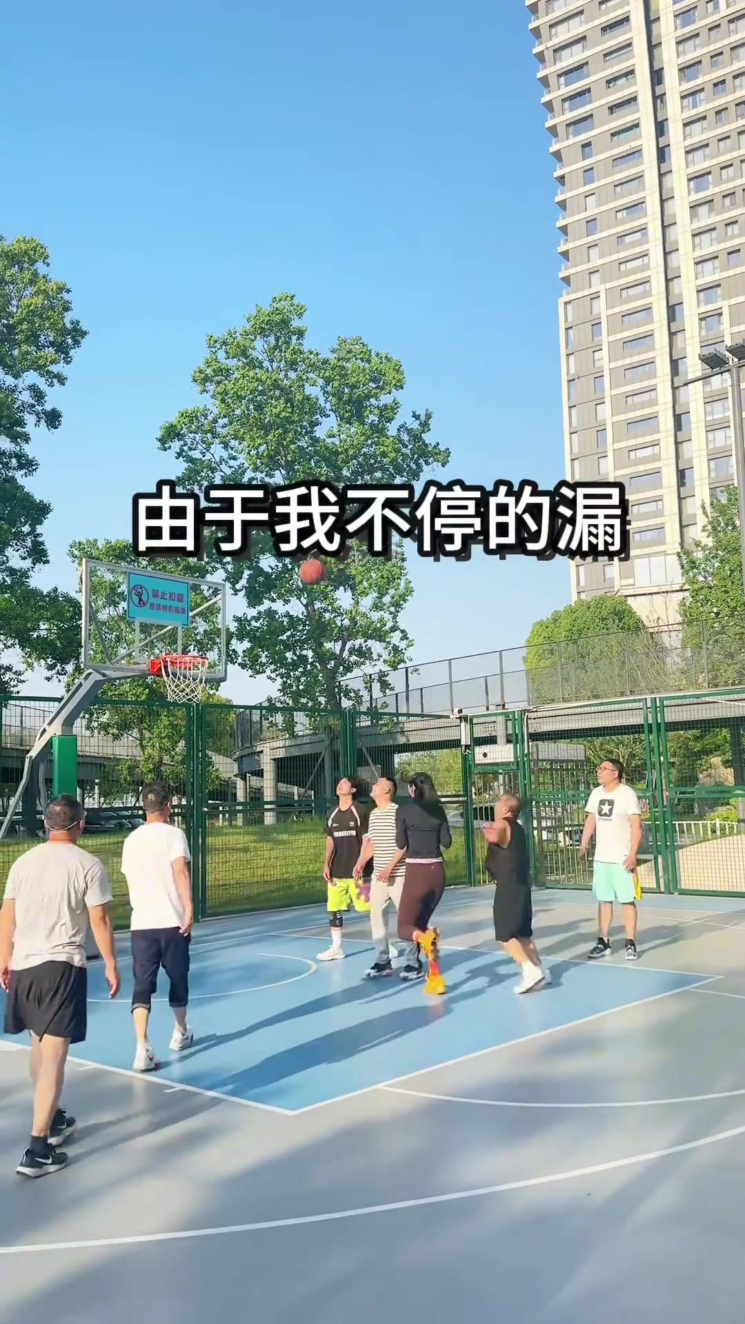 為什么女網(wǎng)紅打球不穿籃球服