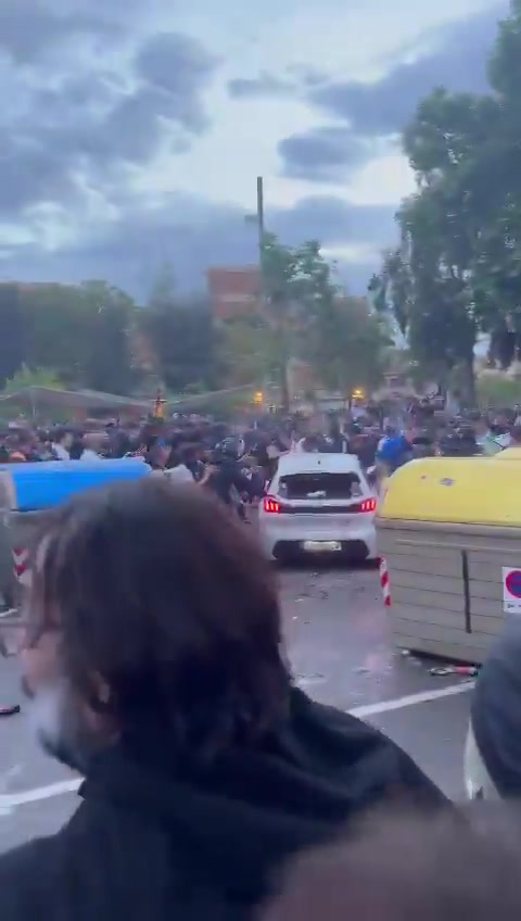 西班牙人vs巴薩賽前場外一車輛突然加速沖入球迷人群據悉未造成人員死亡