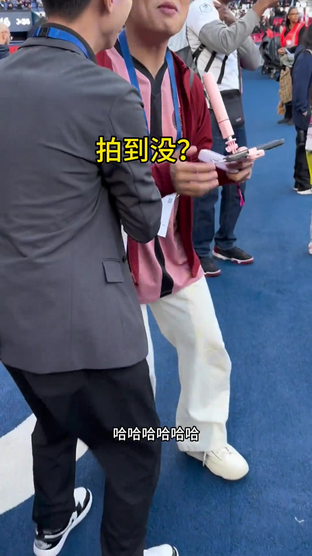 足球博主王楚淇現場觀戰巴黎vs歐塞爾被巴爾科拉怒抽一腳