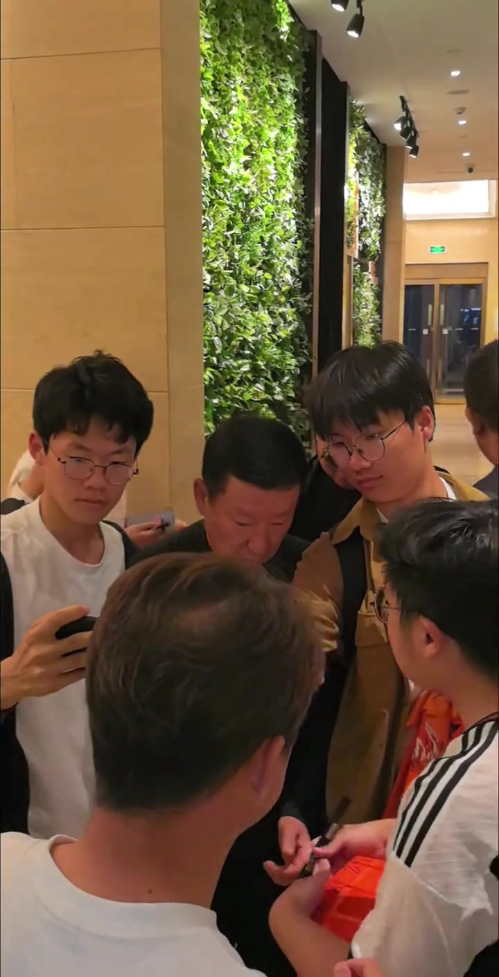 泰山隊已抵達青島主帥崔康熙在下榻酒店受到鐵桿球迷的熱烈追捧