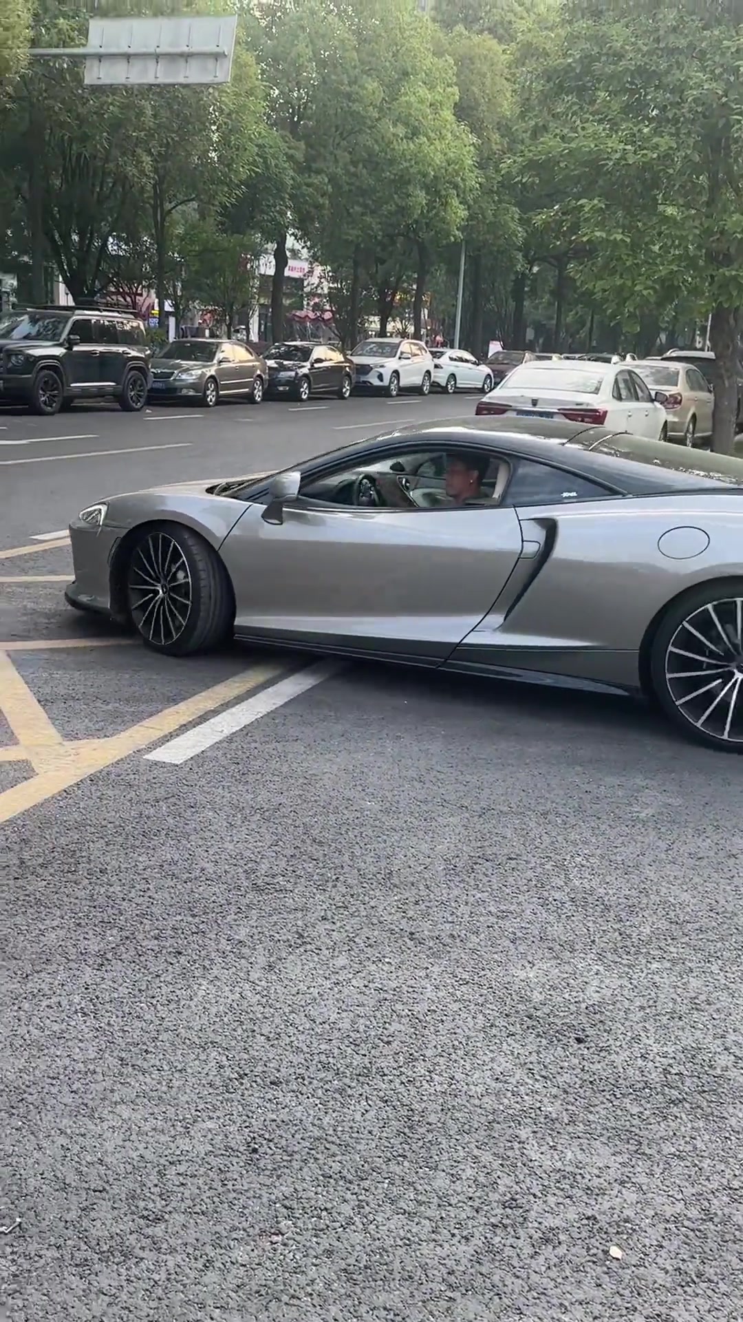 趕上了金元時代的球員買提江和他的邁凱倫GT