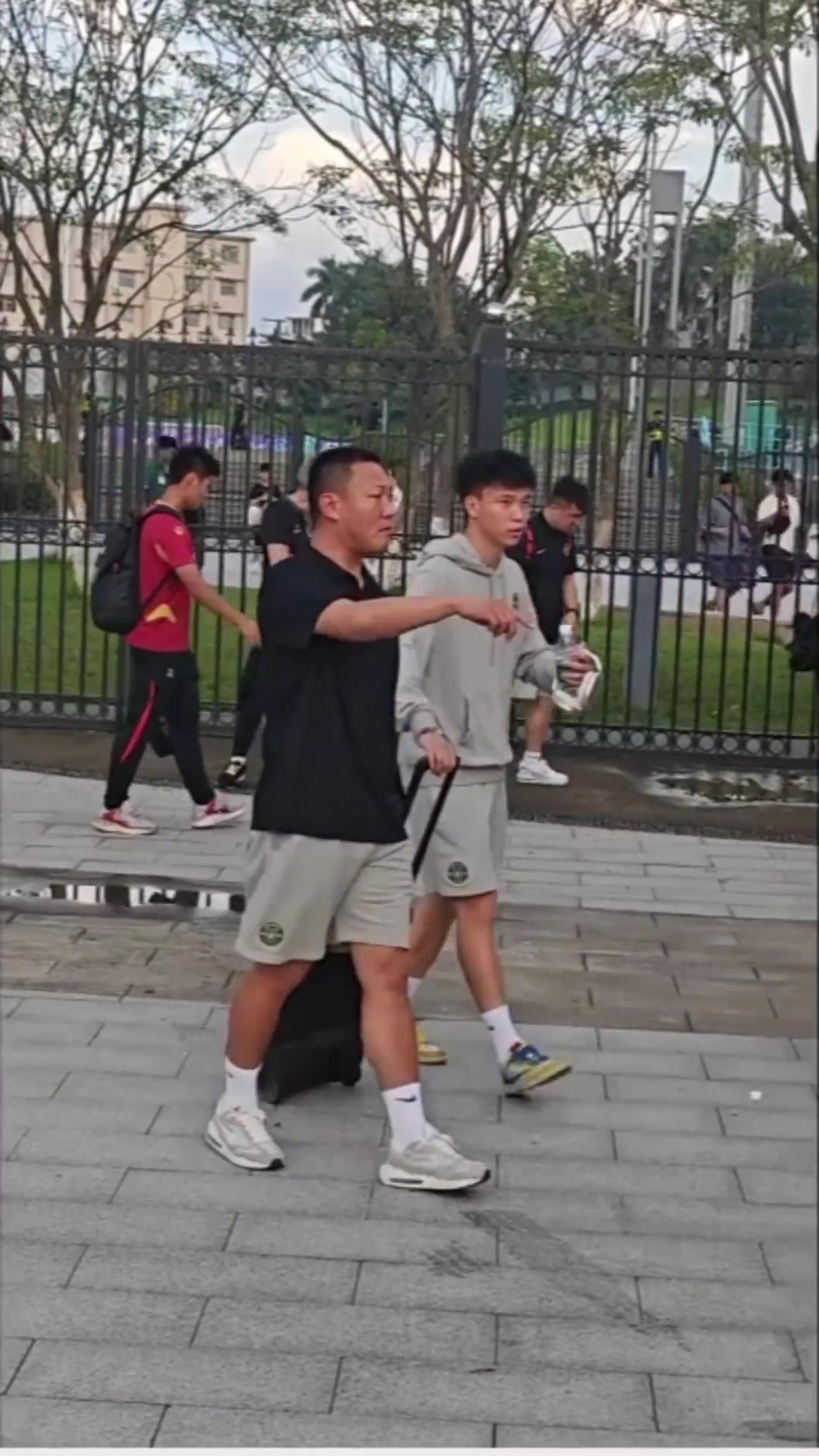 幸好球迷賽后拍到王鈺棟坐車看樣子應該是無大礙