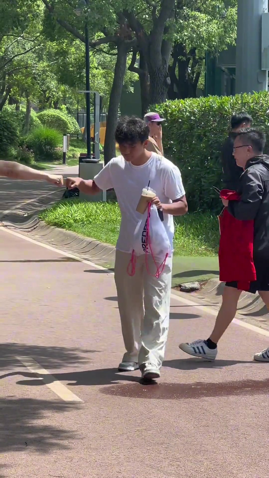 駝背有點厲害蒯紀聞下班時喝著冰拿鐵一臉忠厚老實