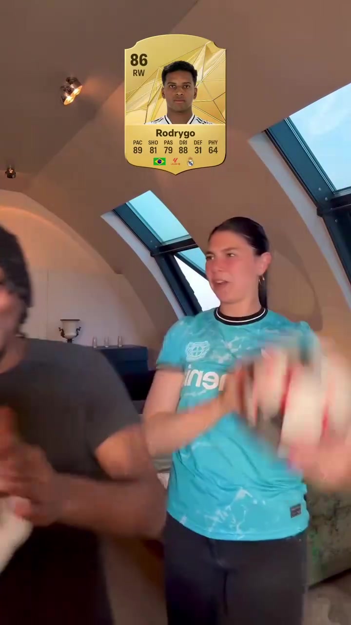 看著挺開(kāi)朗啊弗林蓬和美女網(wǎng)紅一起玩游戲