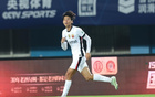 中超補賽客勝河南，雙星閃耀，海港隊年輕化顯成效。