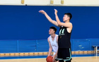 遼寧夏訓(xùn)，小將投籃力量訓(xùn)練，楊鳴督練深蹲