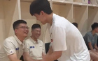 楊瀚森返青，與球員握手，擁抱劉維偉，記者眾多。